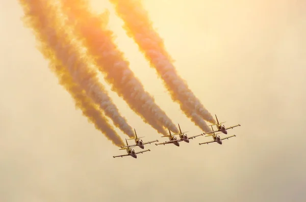 Vliegtuigen straaljagers rook van lucht en zon. — Stockfoto