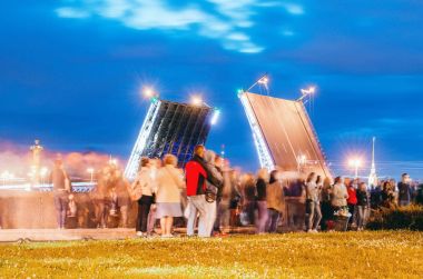 Neva Nehri insanlar üzerinde köprü. Rusya, St. Petersburg, Temmuz 2016.