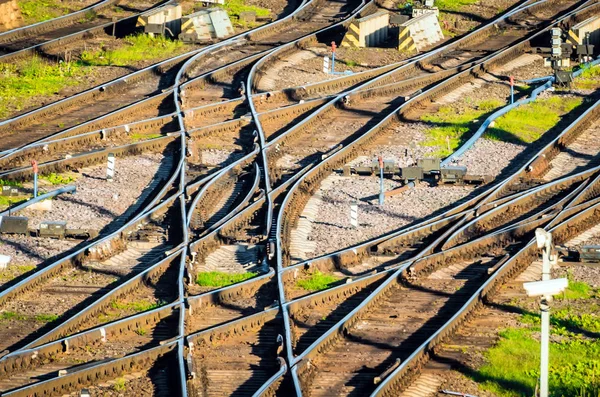 Trilhas ferroviárias, trilhos, travessas, setas. Vista da estação ferroviária . — Fotografia de Stock