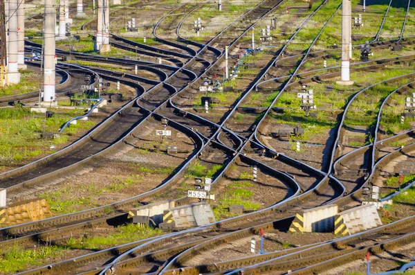 Trilhas ferroviárias, trilhos, travessas, setas. Vista da estação ferroviária . — Fotografia de Stock