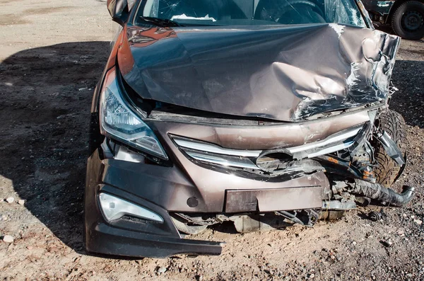 Broken hood and bumper car, after a violent accident. — Stock Photo, Image