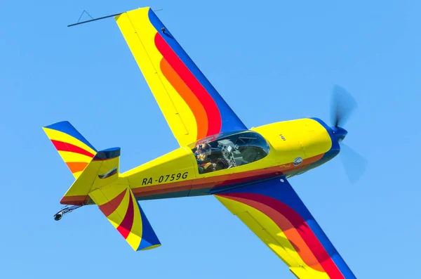 Piccolo aereo turboelica con una ragazza al timone. Russia, San Pietroburgo, giugno 2017 . — Foto Stock