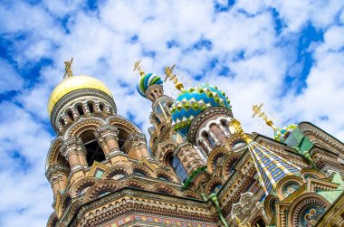 Kurtarıcı kan Petersburg, gökyüzüne bir görünümünü ve dokulu bulutlar