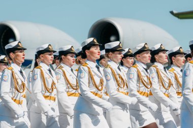 Dekolmanı kızların askeri havaalanında bir güzel beyaz Üniformanın içinde. Rusya, Saint-Petersburg, Haziran 2017.
