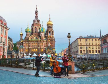 Üç sokak müzisyenleri kanıyla kurtarıcı önce müzik çalmak. Rusya, Saint-Petersburg, Haziran 2017.