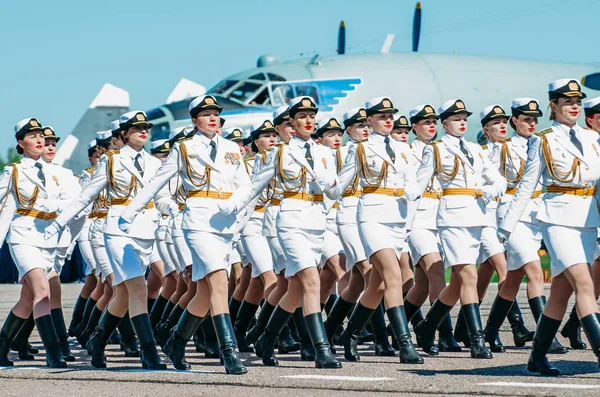 Dekolmanı kızların askeri havaalanında bir güzel beyaz Üniformanın içinde. Rusya, Saint-Petersburg, Haziran 2017.