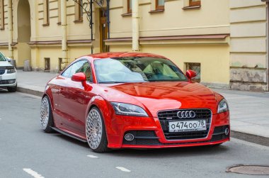 Modern kırmızı Audi araba. Rusya, Saint-Petersburg, Haziran 2017.