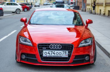 Modern kırmızı Audi araba. Rusya, Saint-Petersburg, Haziran 2017.