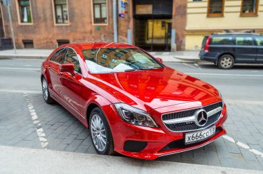Modern Kırmızı Mercedes araba. Rusya, Saint-Petersburg, Haziran 2017.
