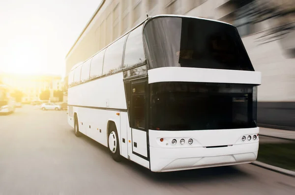 Moderne toeristische bus op asfalt in de avond bij zonsondergang. — Stockfoto