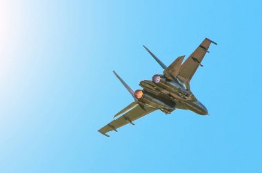 Mavi gökyüzünde avcı türbin yangın.