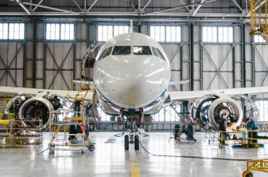 Airbus a320 hangarda bakım için. Rusya, Saint-Petersburg, Kasım 2016.