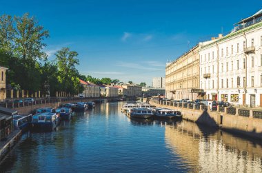 Nehir set üzerinden doğal görünüm. Rusya, Saint-Petersburg, Haziran 2017.