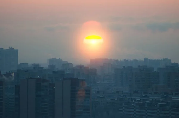 Puesta de sol vista de la silueta de la ciudad, contaminación . —  Fotos de Stock