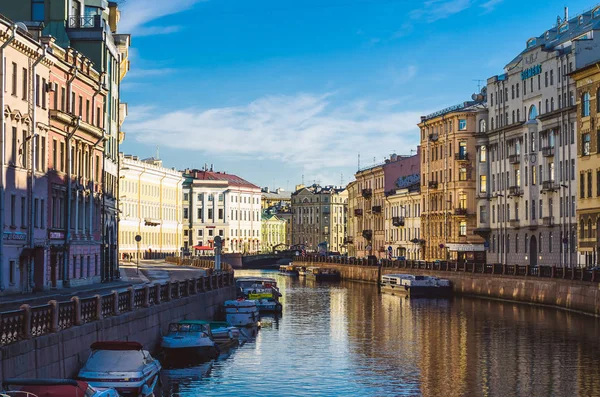 Vista panorámica sobre el terraplén del río. Rusia, San Petersburgo, junio de 2017 . — Foto de Stock