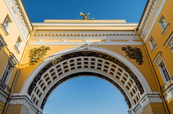 Arco, piazza del palazzo, vista cielo blu . — Foto Stock