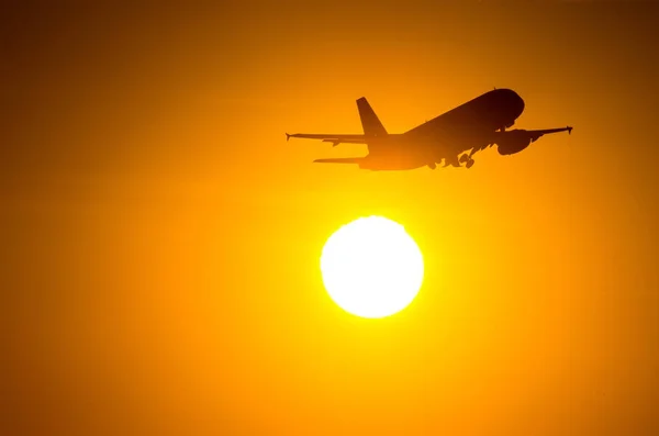 Samolot pasażerski jest take off podczas wspaniały wschód słońca. — Zdjęcie stockowe