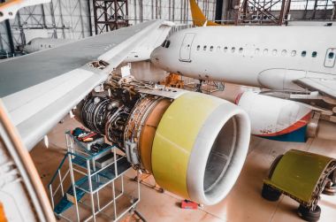 Kanat ve motor hangarda uçak onarım görünümünü.