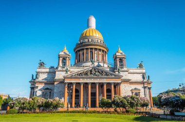 St. Isaac's Cathedral yaz mavi gökyüzü sabah.