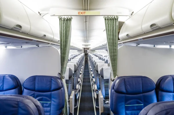 Вид на интерьер из бизнес-класса и вид на эконом-класс в самолете . — стоковое фото