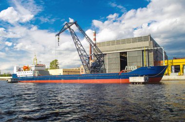 Bağlantı noktası ve kargo vinç iskelede kargo gemisiyle.