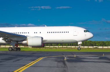 Havaalanında, parça ışıkları direksiyon tür pist üzerinden uçak çıkartıyor