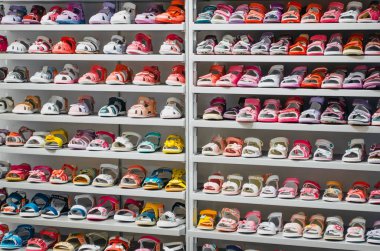 Dükkanı çocuk ayakkabıları, raflar. Saint-Petersburg, Rusya. Haziran 2017.