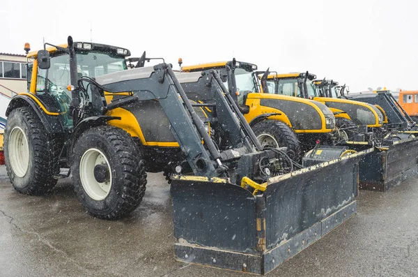 Sneeuw trekker, geparkeerd op de luchthaven. — Stockfoto