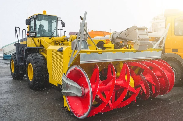 Sneeuwruiminrichting, parkeren op de luchthaven in de winter. — Stockfoto