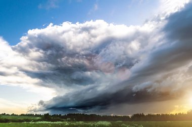 SuperCell fırtına günbatımı ve mavi gökyüzü ve cirrus bulutlar.