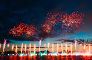 Ve nehir neva beyaz gece üzerinde havai fişek alemi.