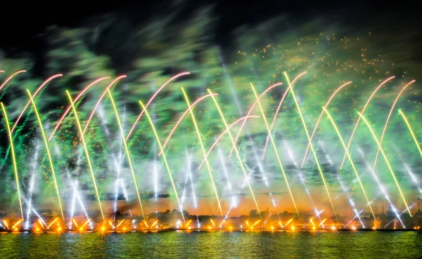 Salutes and fireworks over the river Neva in the white night. — Stock Photo, Image