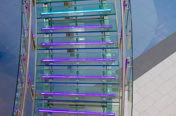 Scala in vetro metallo con neon, retroilluminazione a led . — Foto Stock