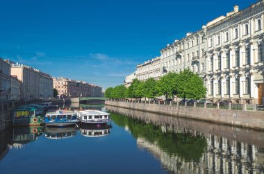 Nehir set üzerinden doğal görünüm. Rusya, Saint-Petersburg, Haziran 2017.