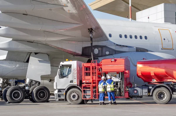 Aviones de reabastecimiento, mantenimiento de aeronaves en el aeropuerto . — Foto de Stock