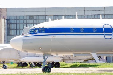 Onarım tesisinde havaalanında eski uçak.