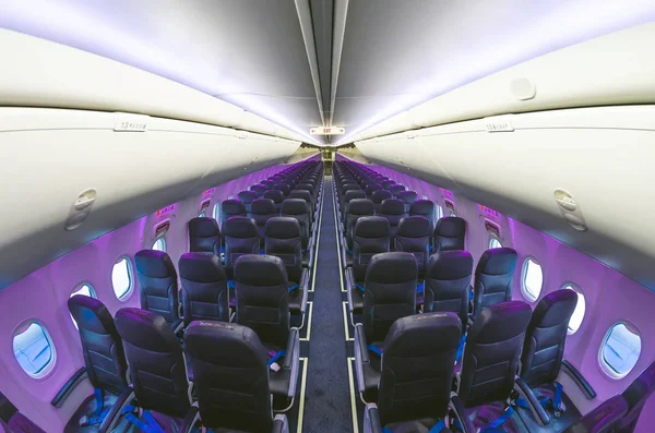 Внутри самолета вид на свет на пассажирских сидениях . — стоковое фото