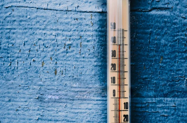 Thermometer on the old wooden wall, concept of hot weather — Stock Photo, Image