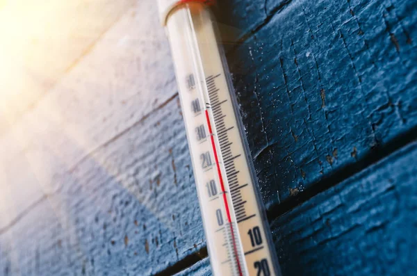 Termômetro na parede de madeira velha, conceito de tempo quente — Fotografia de Stock