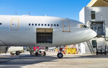 Uçak ayakta havaalanında yolcu Bagaj yüklemeye hazır park yerinde
