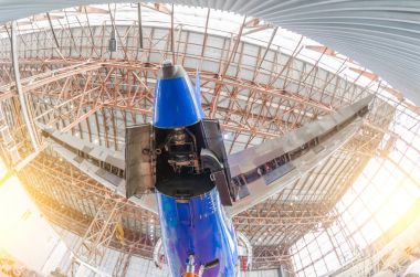 Yedek elektrik santrali ile uçağın kuyruk hood Kapakları açın