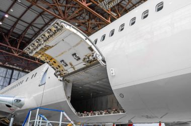 Bagaj bölmesi ve uçağın kargo bölümünde inceleme üzerine açın