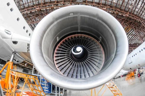 Flugzeugmotor in der Nähe der Reparatur, Inspektionsblätter der Schaufel — Stockfoto