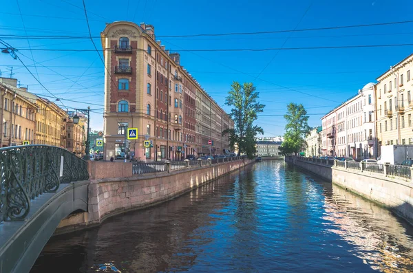 Сценический вид на набережную реки. Россия, Санкт-Петербург, июнь 2017 — стоковое фото