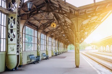 Vintage retro platformu yolcu tren istasyonu. Toplantı, bekleyen, yolculuğa görmeye kavramı
