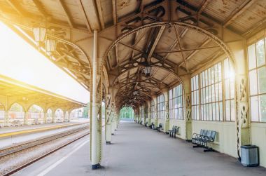 Vintage retro platformu yolcu tren istasyonu. Toplantı, bekleyen, yolculuğa görmeye kavramı