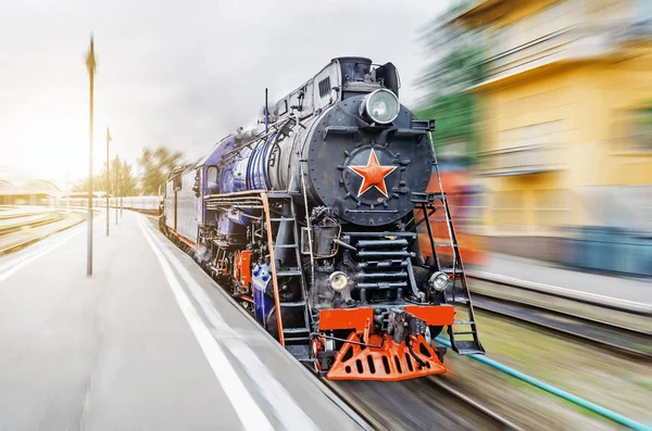 Vintage nero vapore locomotiva treno corsa ferroviaria. Il concetto di turismo è un viaggio retrò in treno — Foto Stock