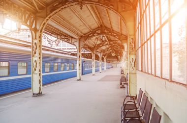 Vintage retro platformu yolcu tren istasyonu. Toplantı, bekleyen, yolculuğa görmeye kavramı