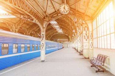 Vintage retro platformu yolcu tren istasyonu. Toplantı, bekleyen, yolculuğa görmeye kavramı