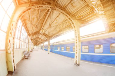 Vintage retro platformu yolcu tren istasyonu. Toplantı, bekleyen, yolculuğa görmeye kavramı